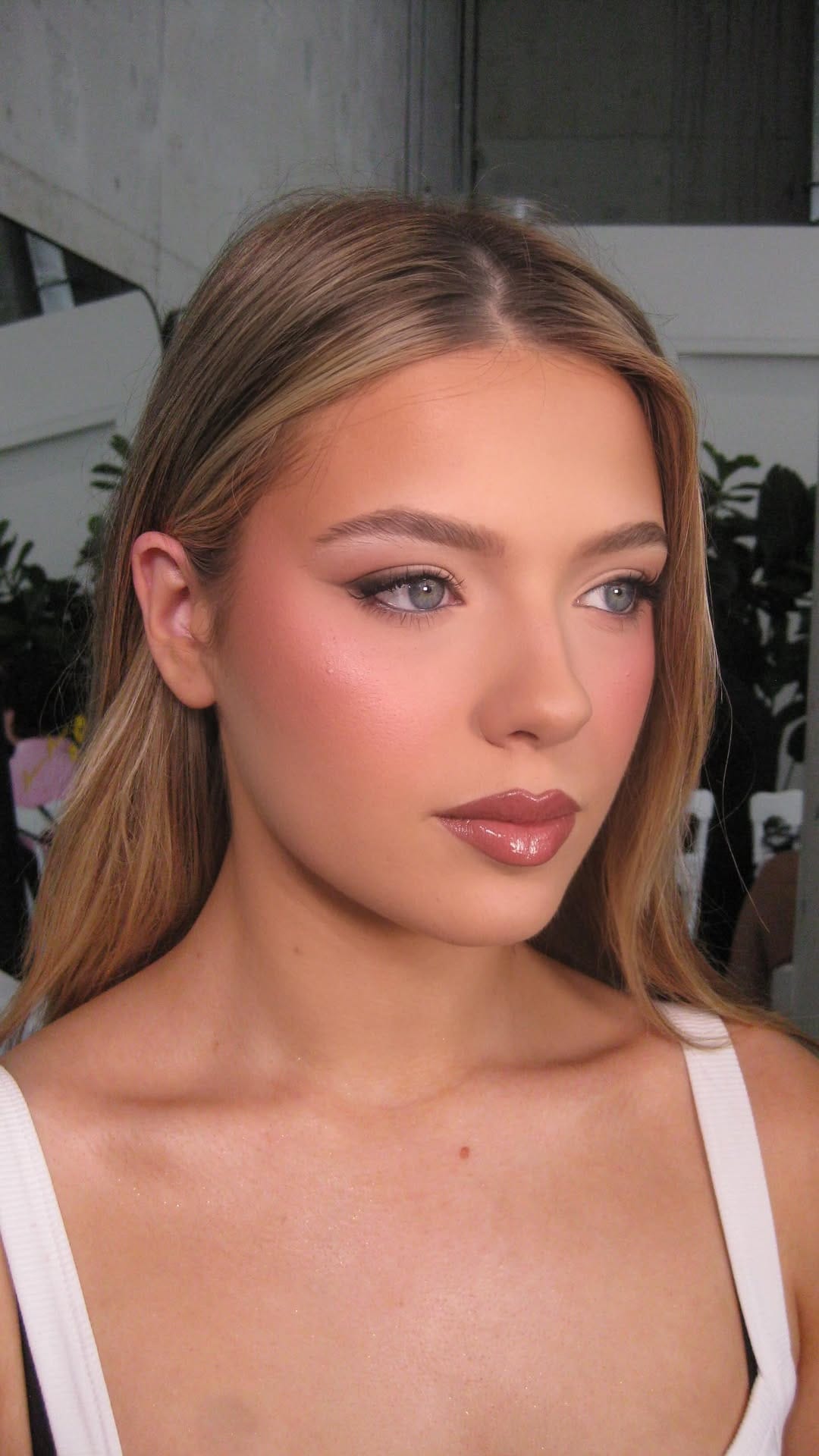 Post 4 by Sydney Dubai Makeup Artist on Instagram (video)