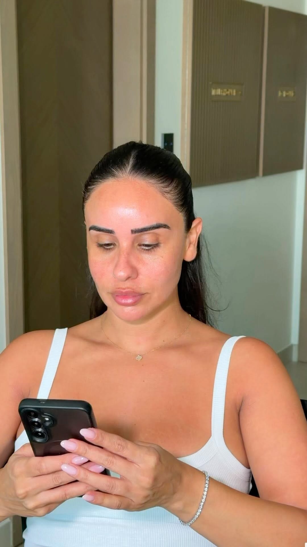 Post 6 by Dubai makeup artist🇦🇪 on Instagram (video)