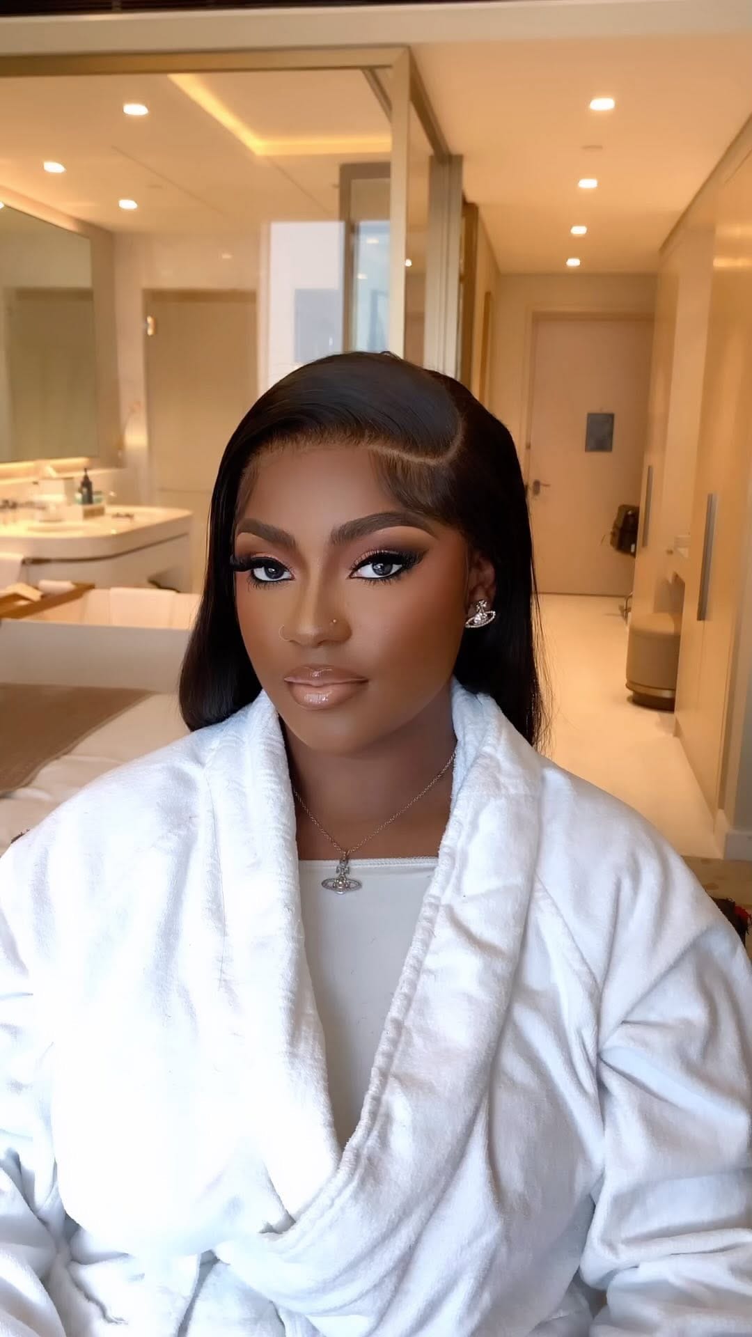 Post 10 by Dubai makeup artist🇦🇪 on Instagram (video)