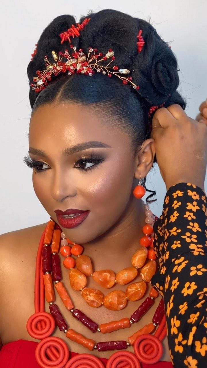 Post 10 by DUBAI MAKEUP ARTIST | MAKEUP ARTIST IN DUBAI on Instagram (video)