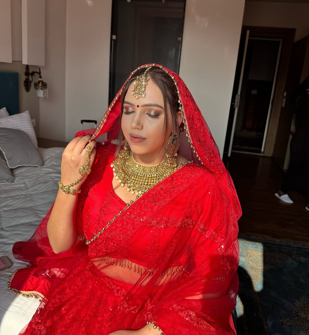 Post 7 by BEST MAKEUP ARTIST KASHMIR ✨ on Instagram (carousel)