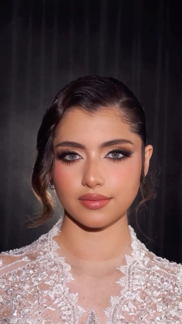 Post 10 by Dubai MakeupArtist & Dubai Hairstylist on Instagram (video)