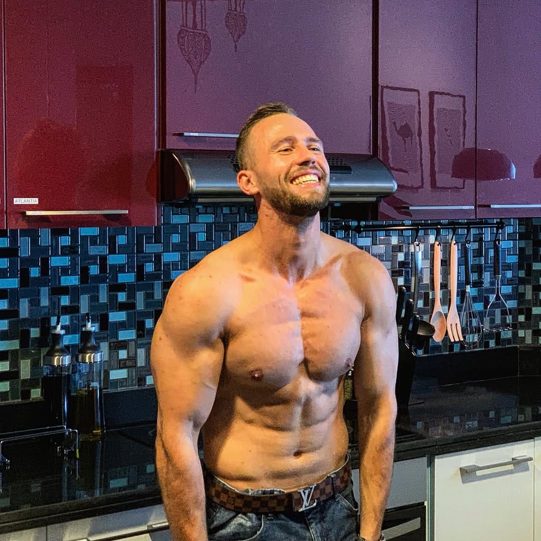 Post 8 by Max Iron on Instagram (image)