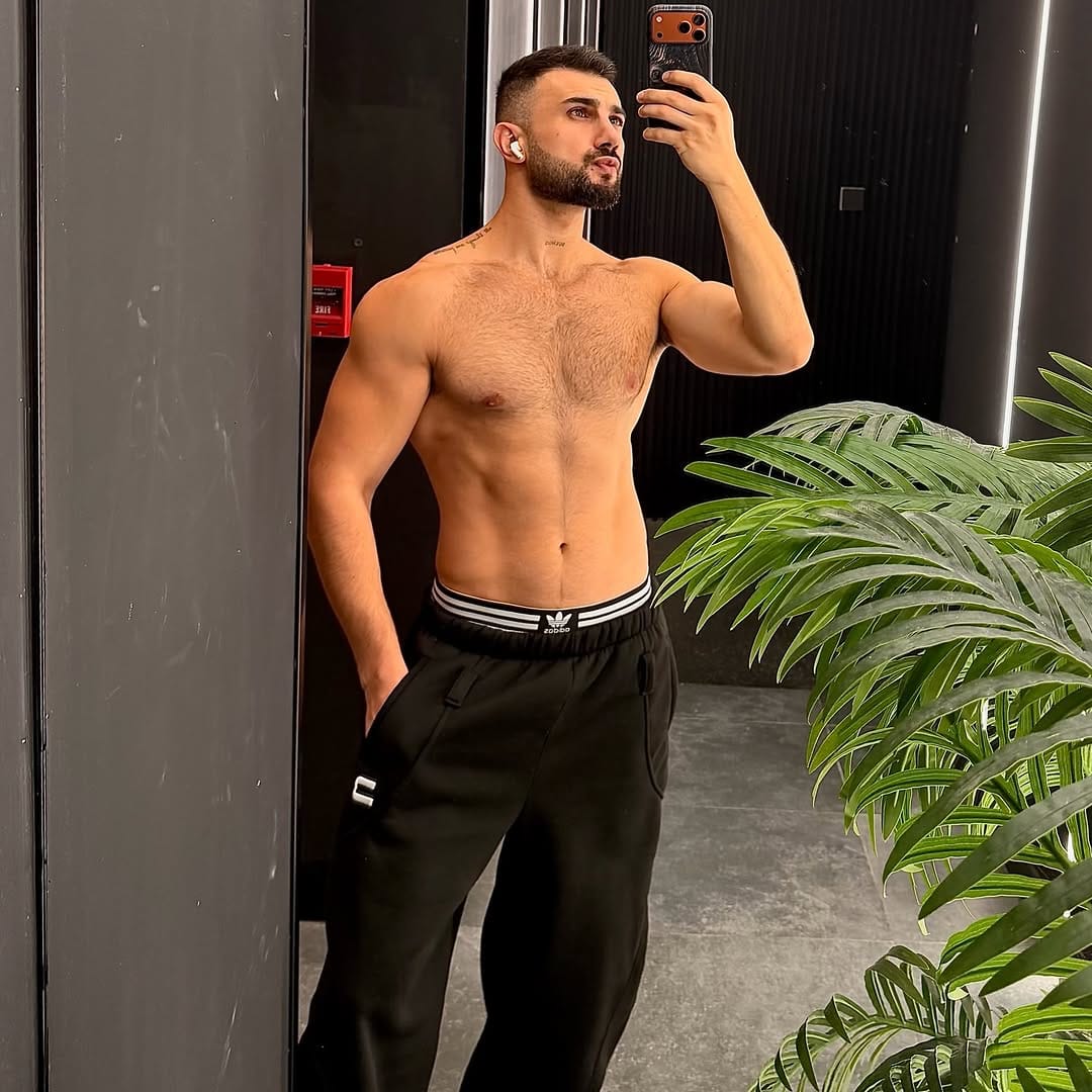 Post 1 by ALEX on Instagram (image)