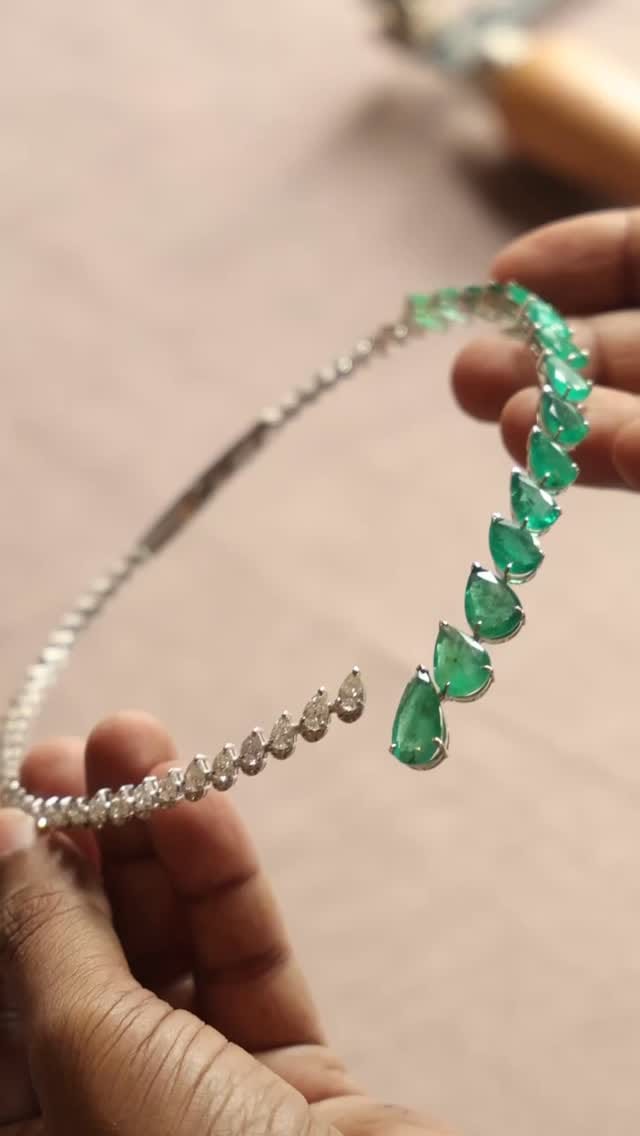 Post 7 by Prakshi, Fine Jewelry on Instagram (video)