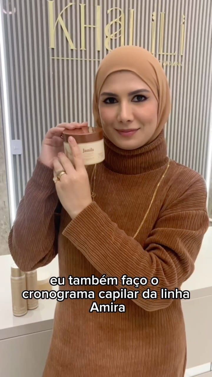 Post 9 by Khalili for Woman on Instagram (video)