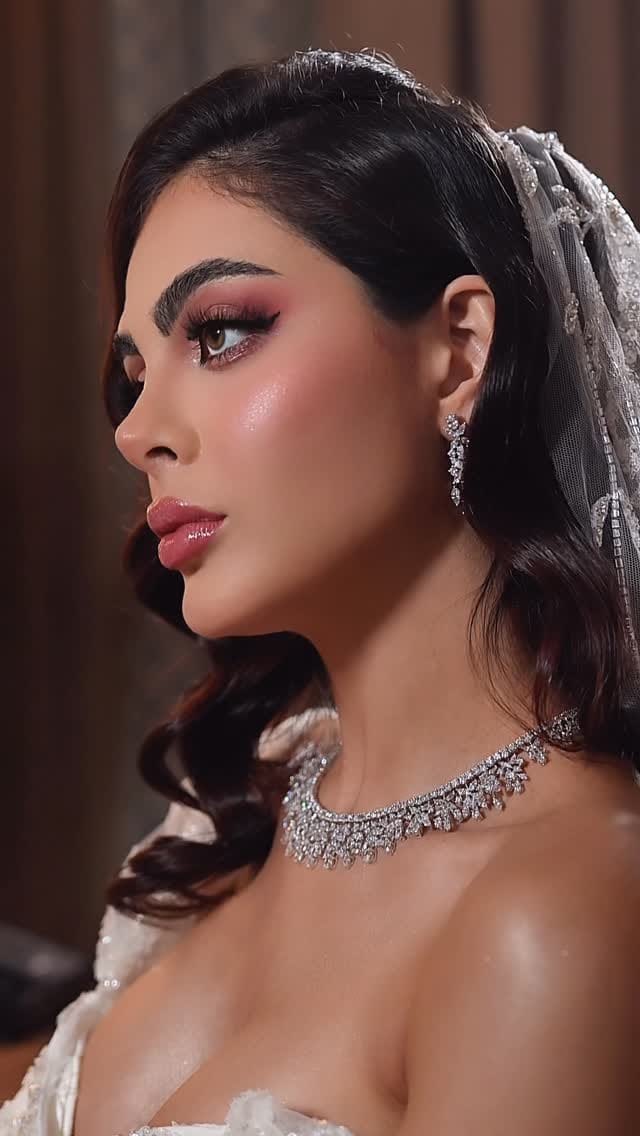 Post 1 by Naima El yabouri makeup artist on Instagram (video)