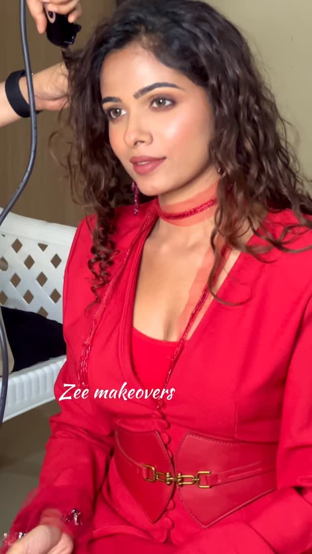 Post 1 by Zee makeovers by Neseen sudheer on Instagram (video)