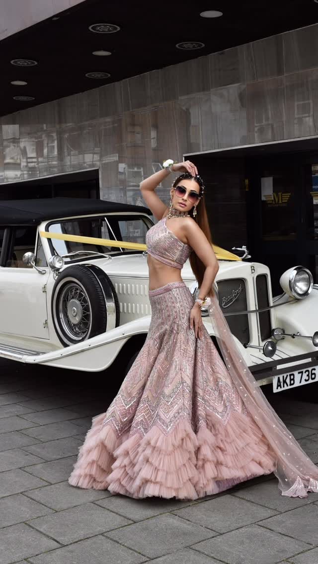 Post 3 by Farah Syed | Luxury Bridal Makeup London & Dubai on Instagram (video)