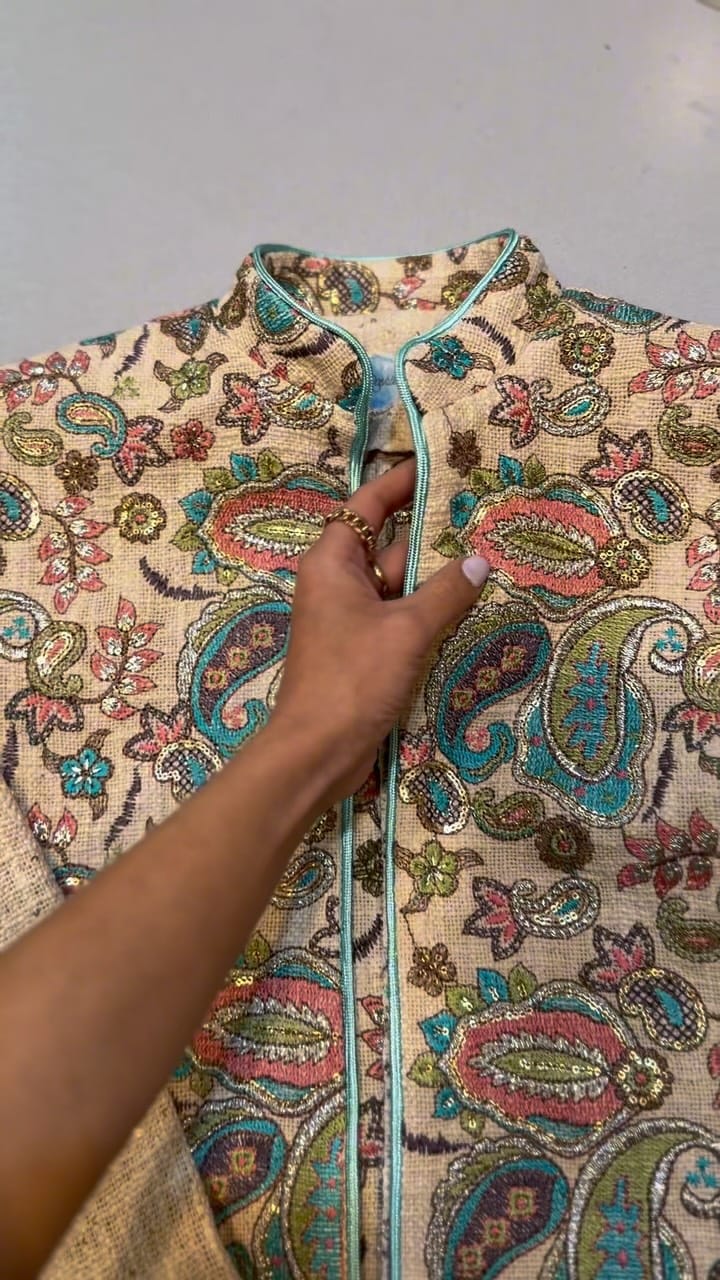 Post 6 by مزون مانتو و پالتو on Instagram (video)