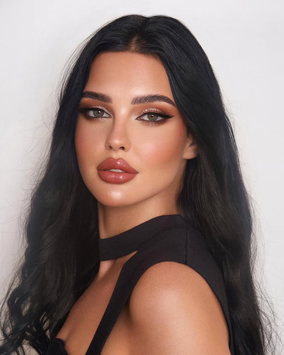Post 1 by NGH MAKEUP ARTIST on Instagram (image)