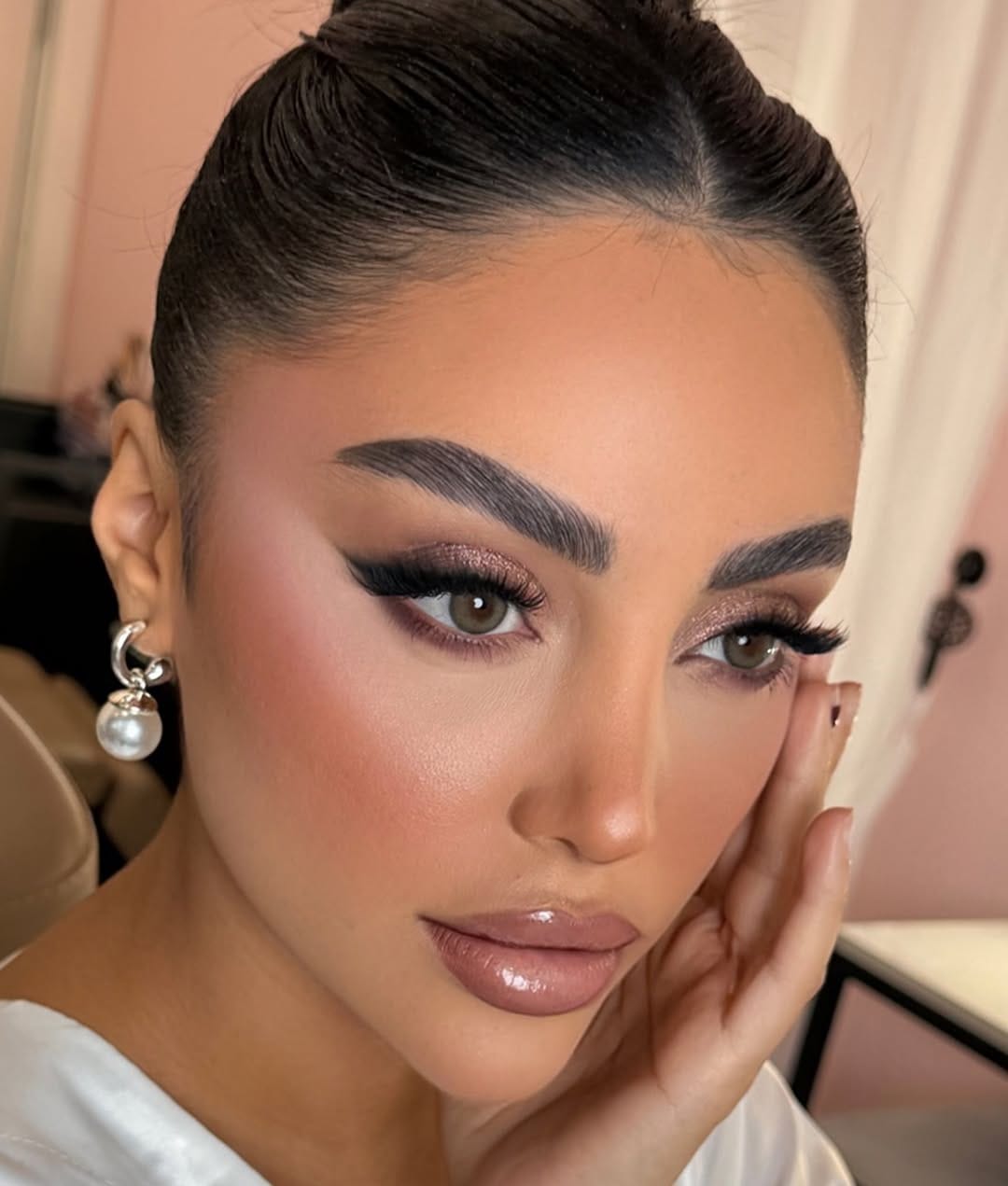 Post 3 by Luxury Bridal Makeup Artist ✨ on Instagram (carousel)