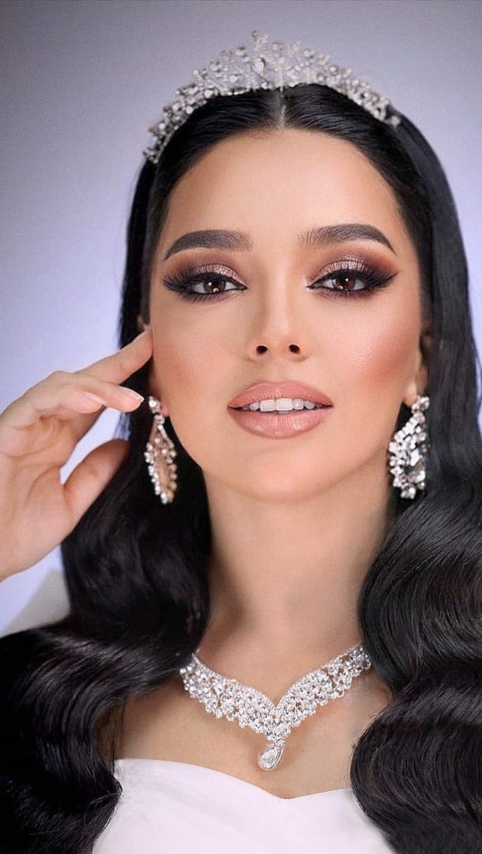 Post 5 by Dubai Makeup Artist & Educator on Instagram (video)