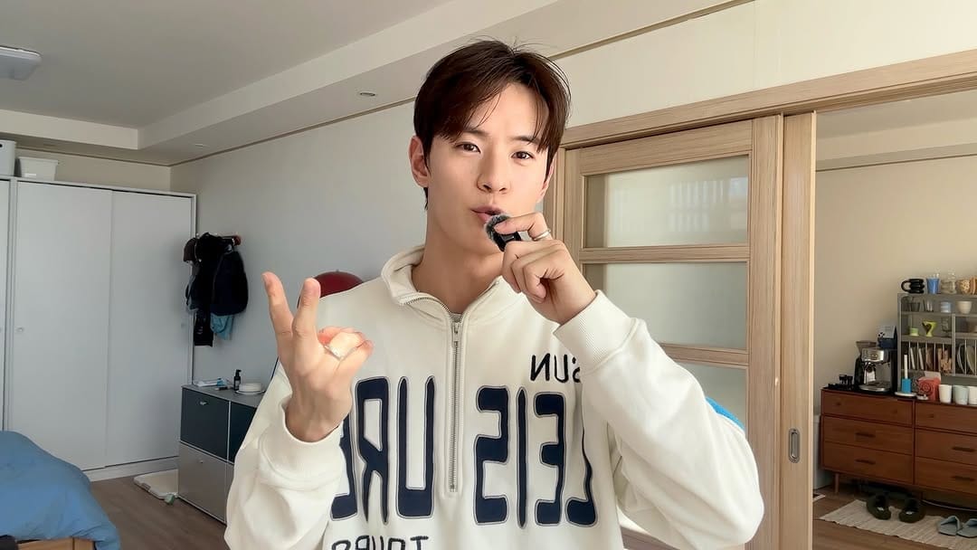 Post 6 by 호마이갓 on Instagram (carousel)