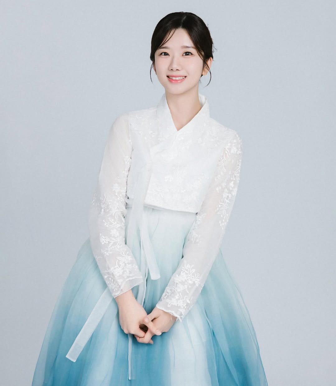 Post 8 by 아나운서 유미라 on Instagram (carousel)