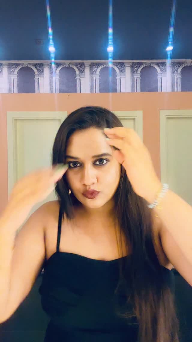 Post 7 by Dr.Spandana-Fashion/Makeup/Lifestyle on Instagram (video)