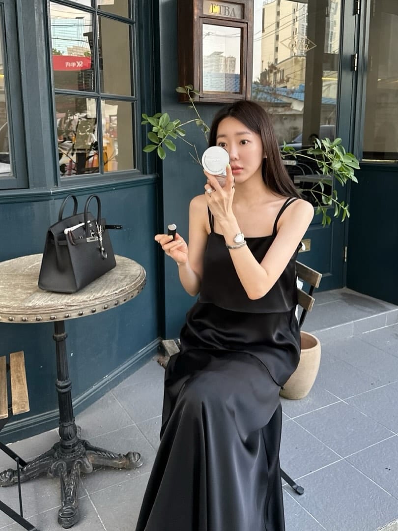 Post 4 by 씨호린 c.holyn  シーホリン on Instagram (carousel)