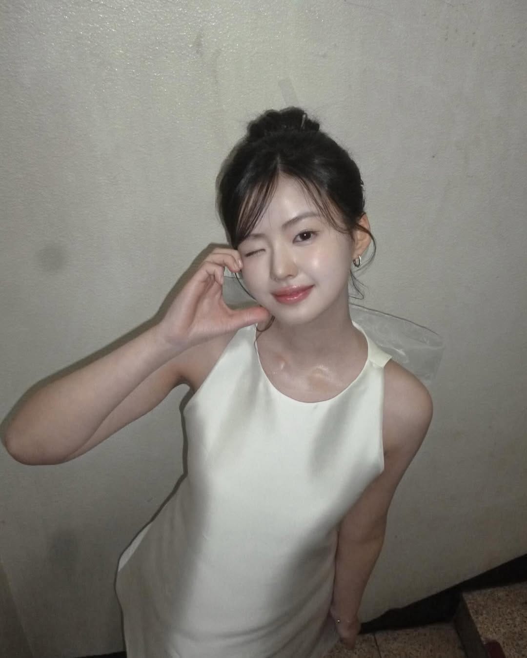 Post 8 by 위위아뜰리에 메이크업 하연 on Instagram (carousel)