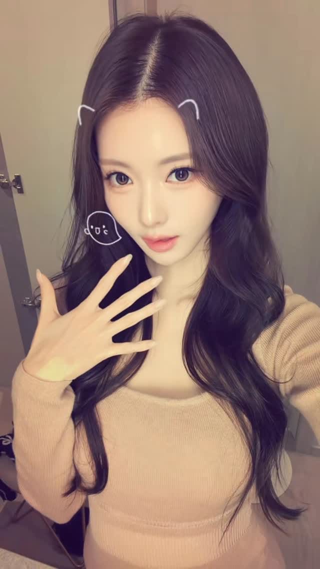 Post 2 by 서아영 (Seo Ah Young) on Instagram (video)