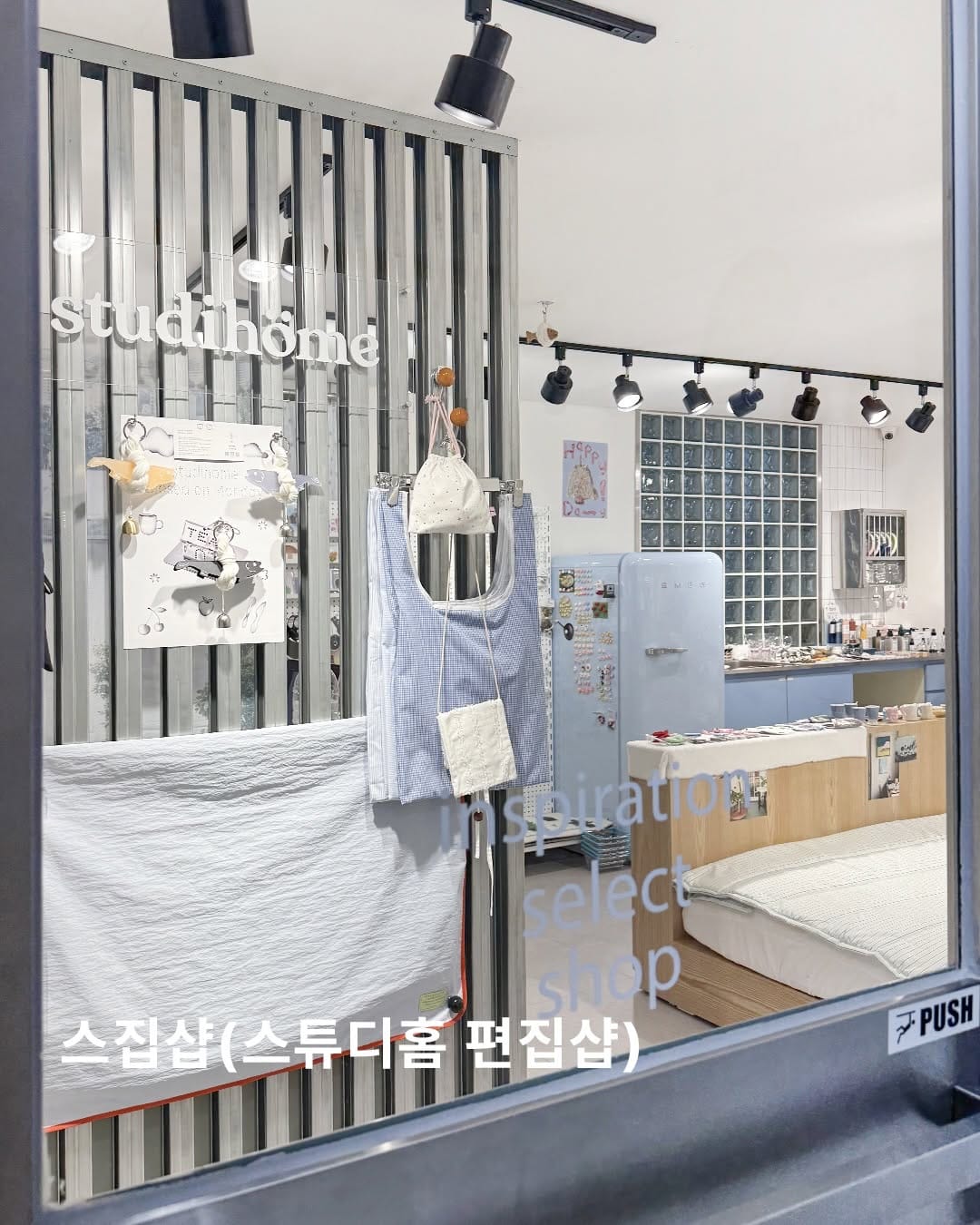 Post 10 by 스튜디홈·편집샵·인테리어소품·기프트샵 on Instagram (carousel)