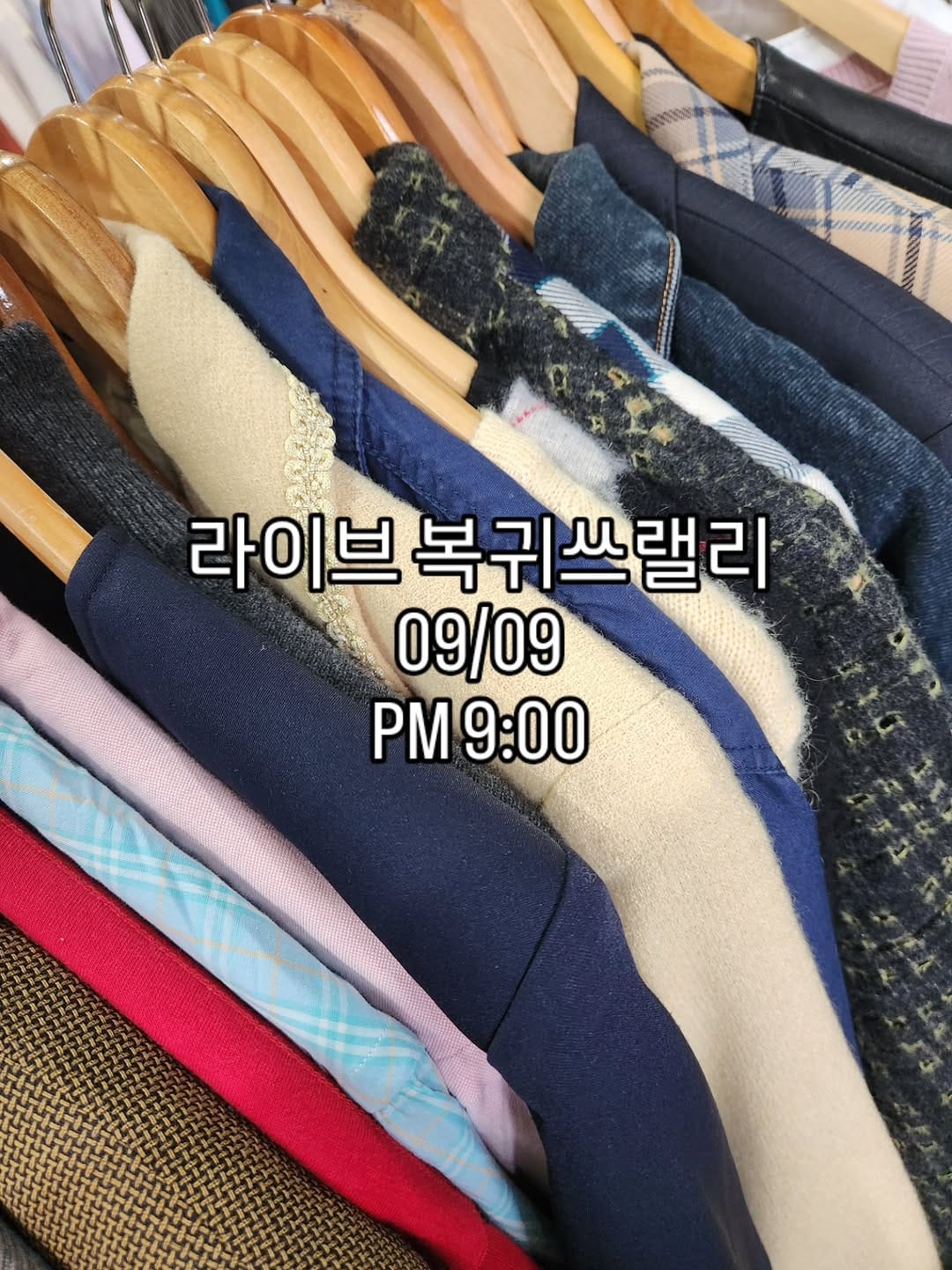 Post 6 by 구제 빈티지 쇼핑몰 창고형 매장 올드룩 on Instagram (carousel)
