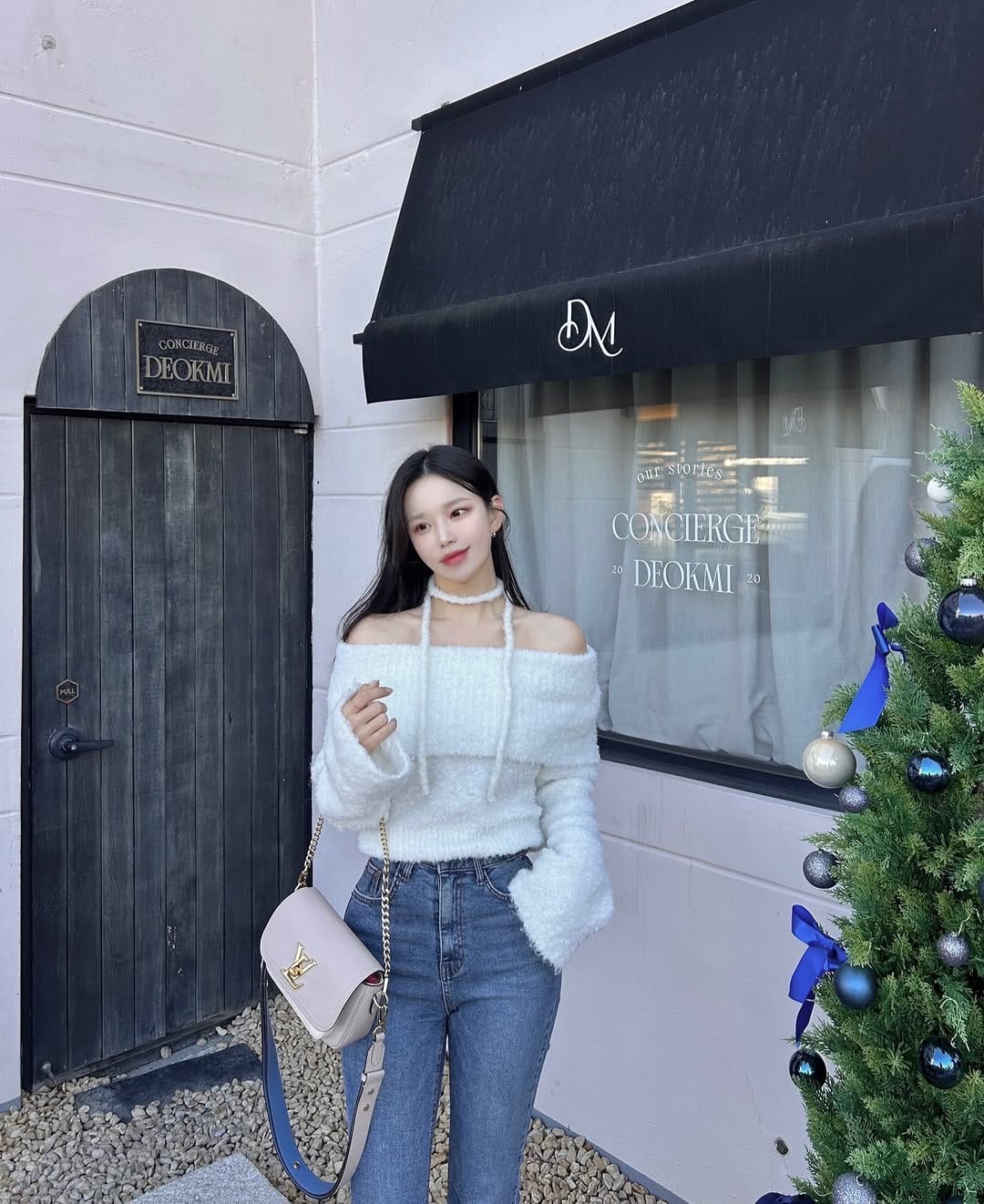 Post 8 by 연지롱🐤 on Instagram (carousel)