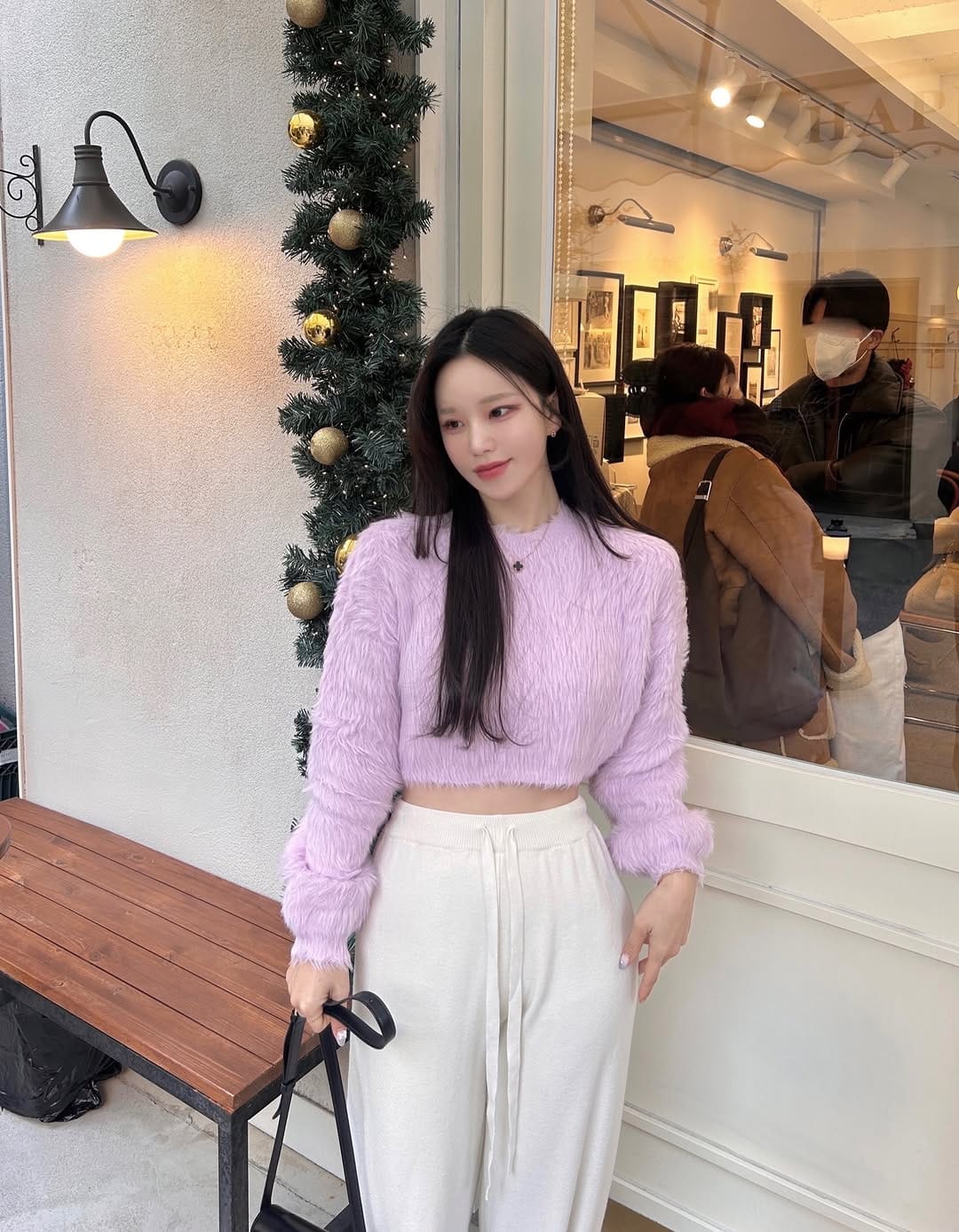 Post 4 by 연지롱🐤 on Instagram (carousel)