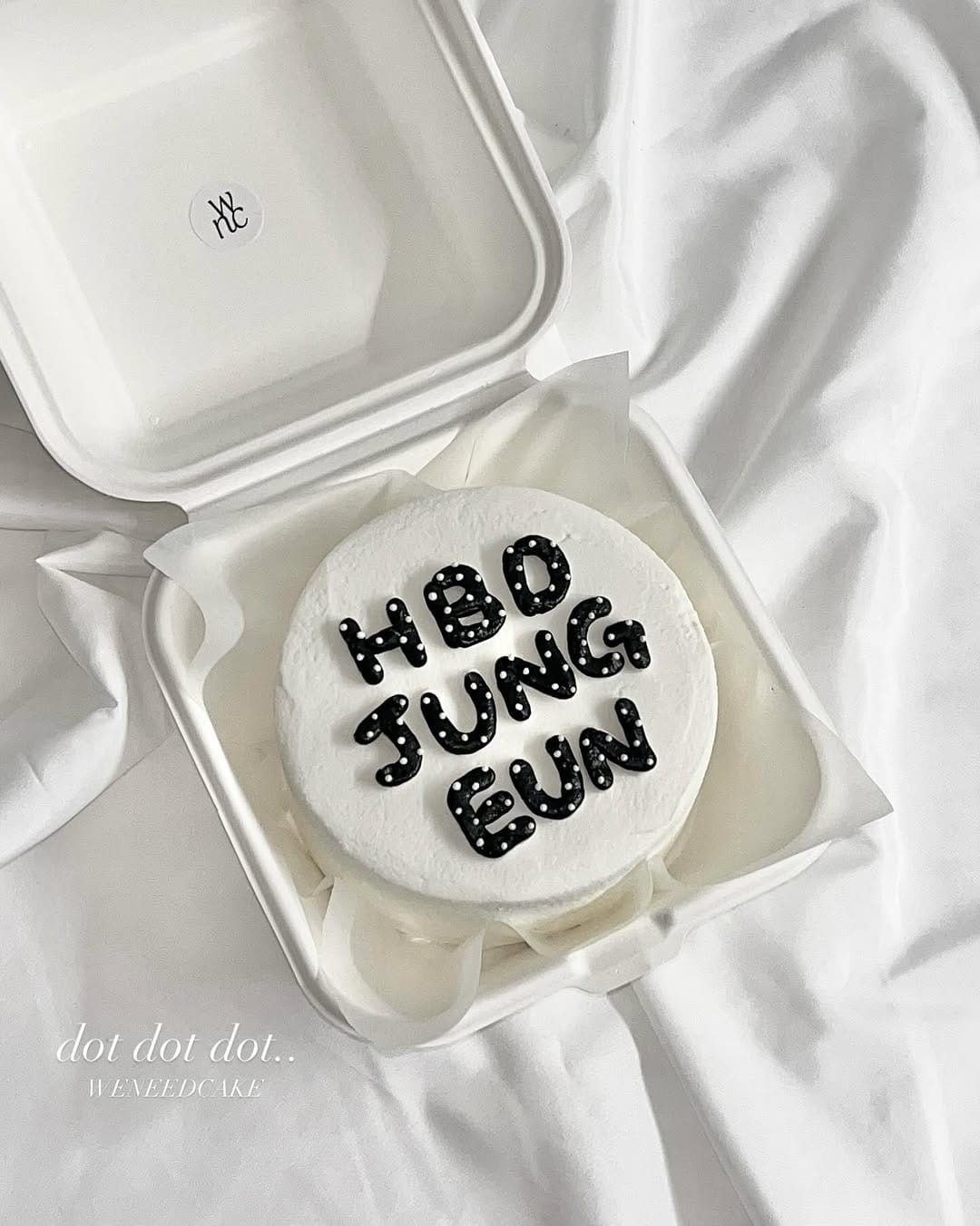 Post 2 by | 𝐰𝐞𝐧𝐞𝐞𝐝𝐜𝐚𝐤𝐞 : 위니드케이크 | 용인케이크 • 용인레터링케이크 • 연말케이크 • 새해케이크 on Instagram (carousel)
