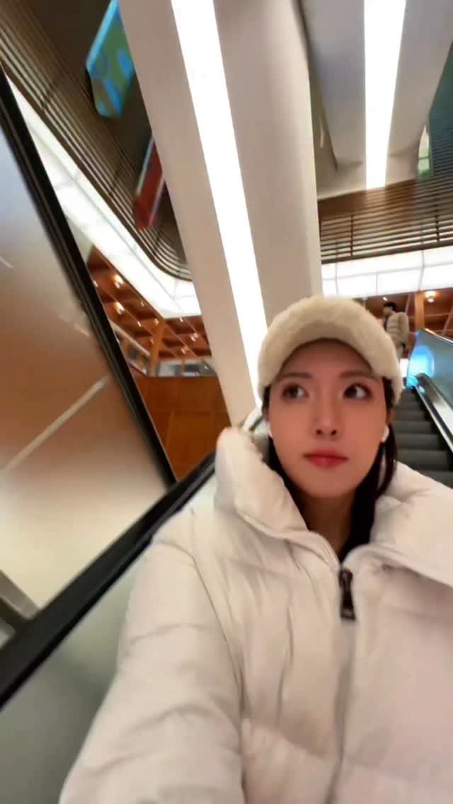Post 9 by Anna Lee 지윤 on Instagram (video)