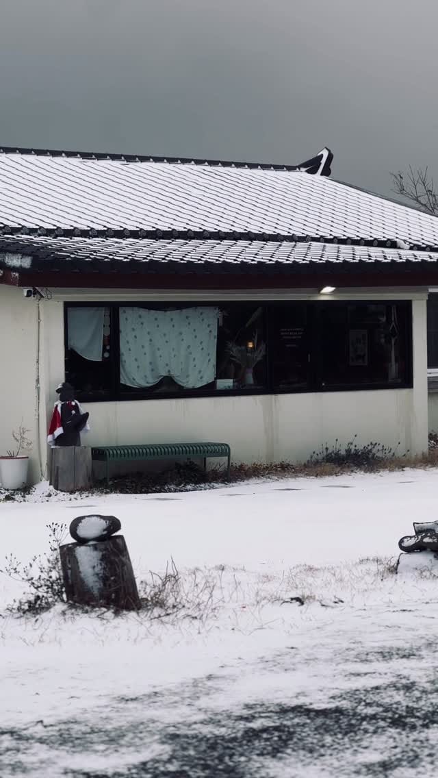 Post 4 by 책방 소리소문 on Instagram (video)