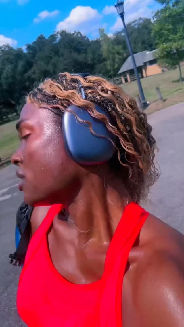 Post 6 by Jewelz Diamond on Instagram (video)