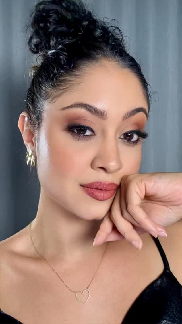 Post 6 by Cyntia Santos on Instagram (video)