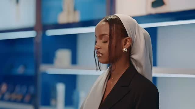 Post 9 by Her Majesty Cosmetics on Instagram (video)