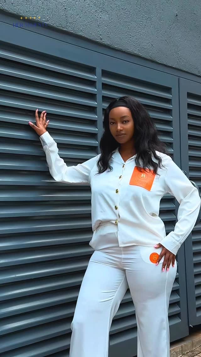 Post 4 by Her Majesty Cosmetics on Instagram (video)