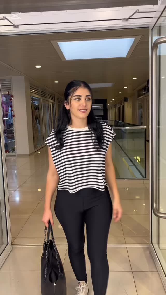 Post 6 by Her Majesty Cosmetics on Instagram (video)