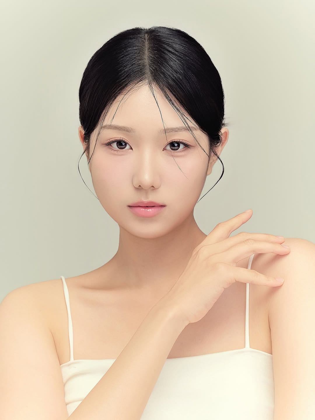 Post 8 by ONE MAKEUP STUDIO ✨ 홍대 7년차 💄 K-Beauty Creative Studio on Instagram (carousel)
