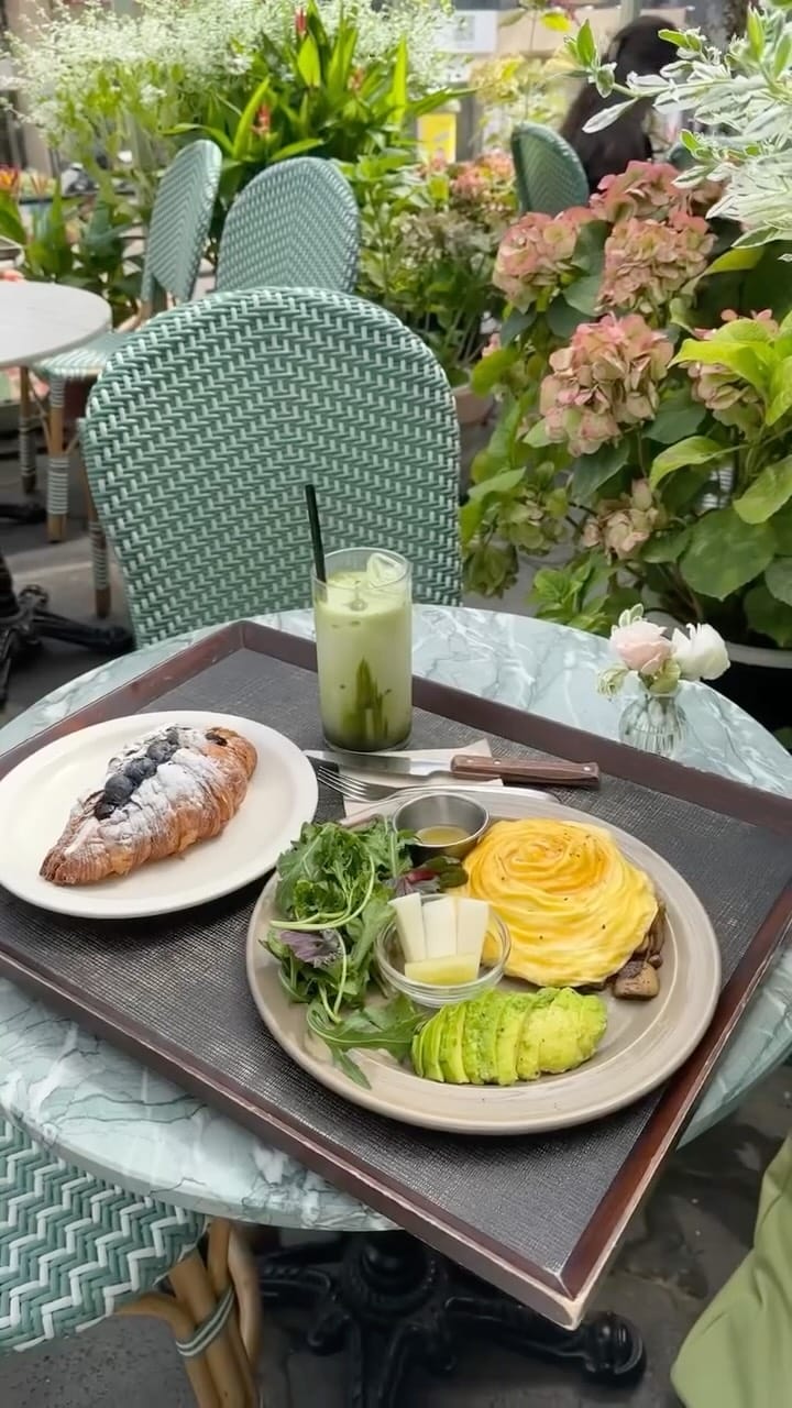 Post 6 by A G N Ë S 💚 on Instagram (video)