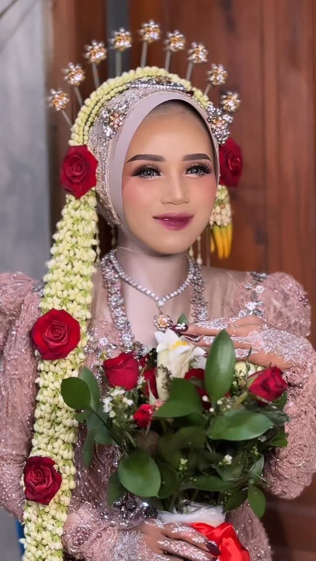 Post 9 by Annisa Tsanna on Instagram (video)