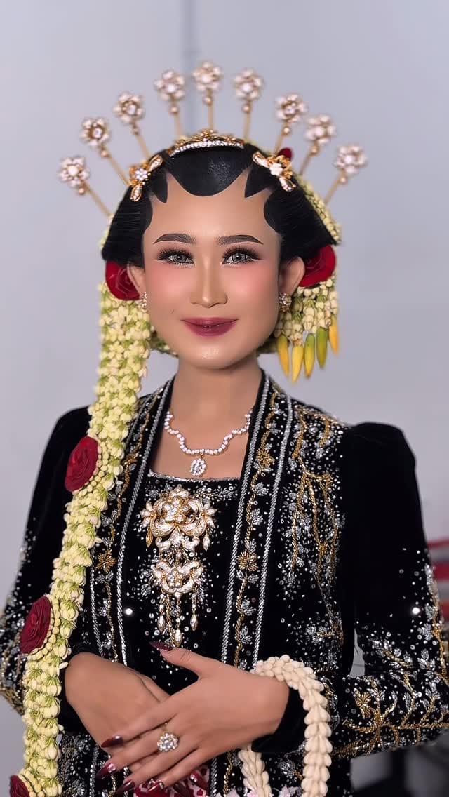 Post 5 by Annisa Tsanna on Instagram (video)