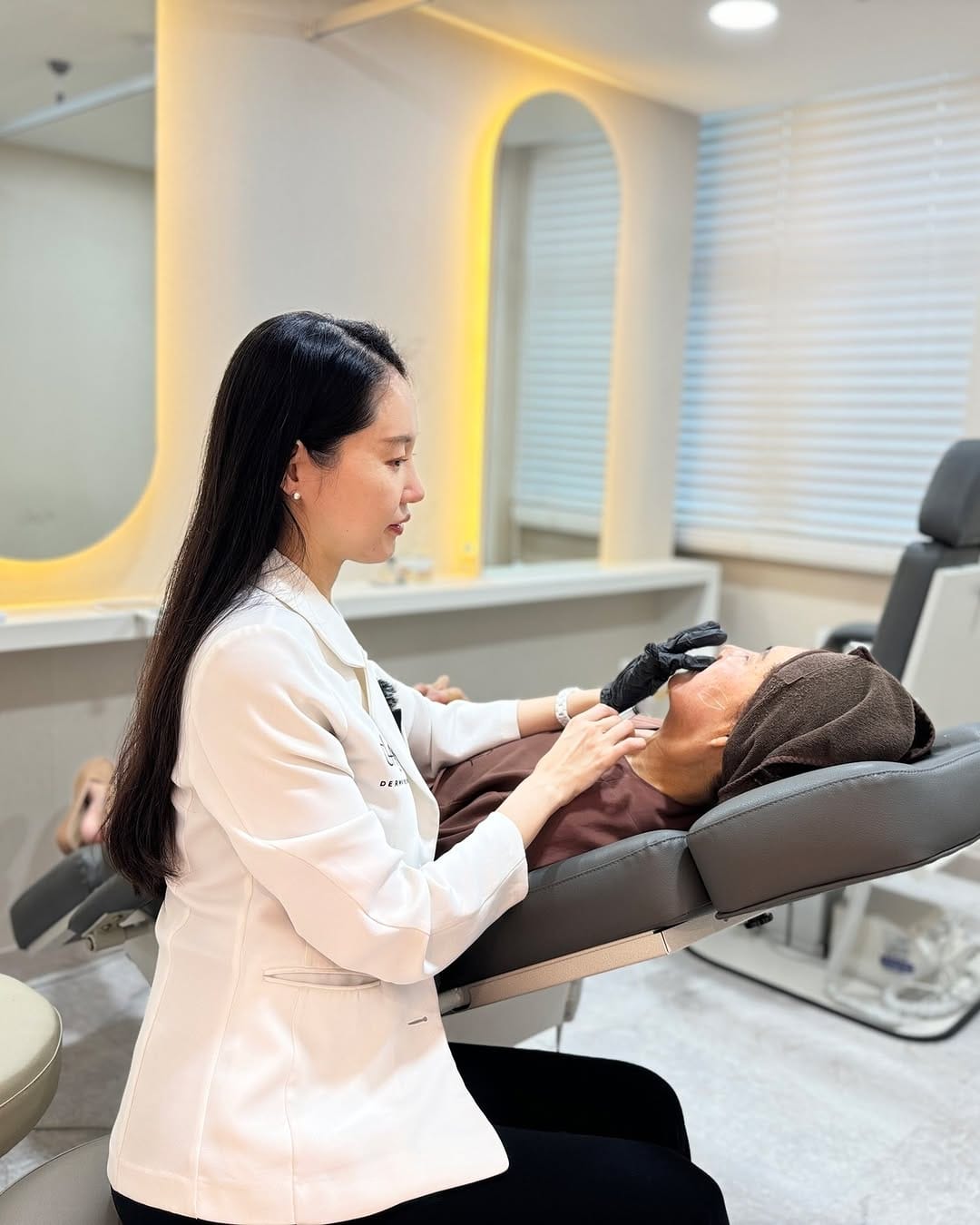 Post 10 by GLASSY SKIN CLINIC Seoul 🇰🇷 by Dr. JUDY & Dr. ERIC 청담글래시피부과 on Instagram (video)
