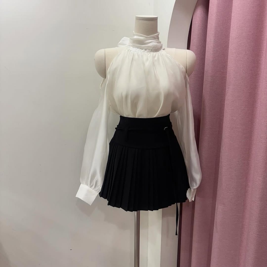 Post 3 by 라이크살롱🫧🎀 on Instagram (carousel)