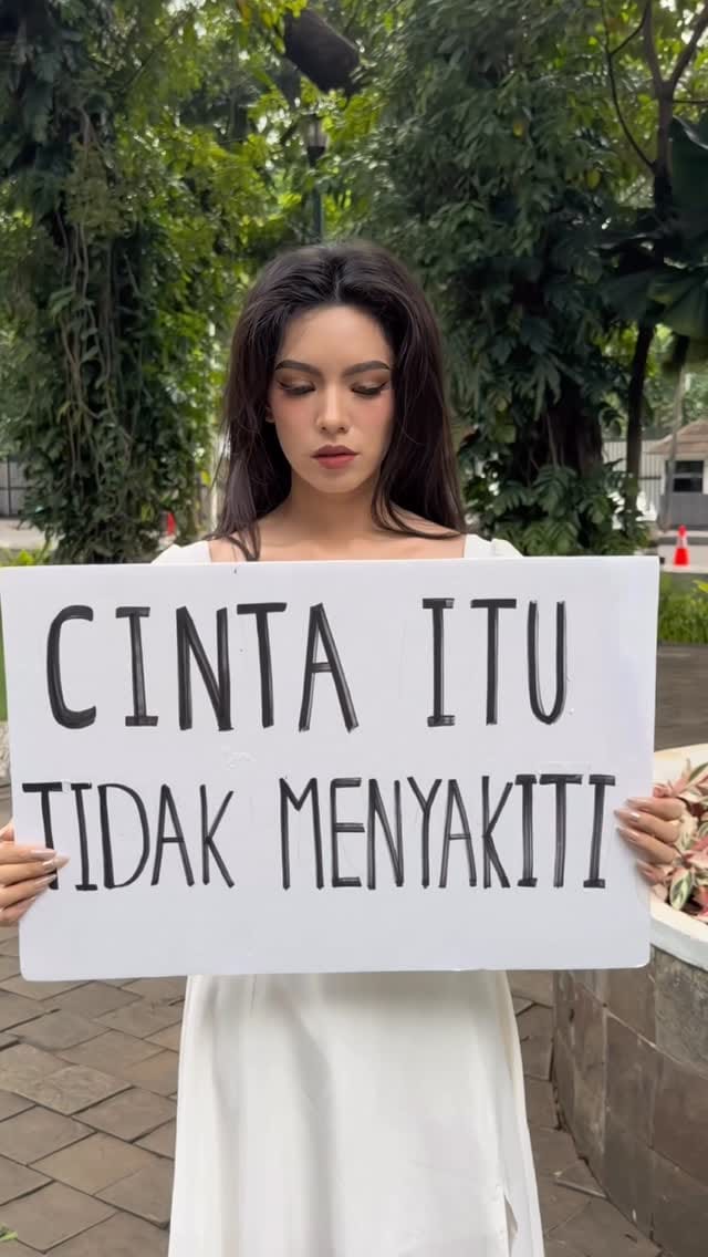 Post 3 by Tiffany Regina, S.I.Kom. on Instagram (video)
