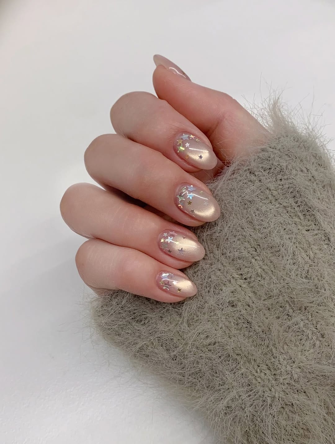 Post 7 by 네일빈 𝑁𝑎𝑖𝑙 𝐵𝑖𝑛: 웨딩네일, 시럽네일, 자석네일 전문 on Instagram (carousel)