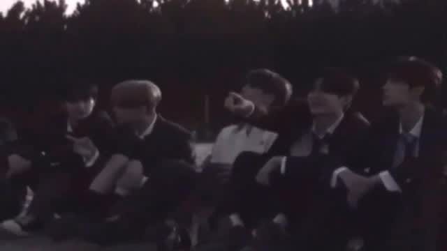 Post 5 by 블로우 공식 인스타그램 on Instagram (video)