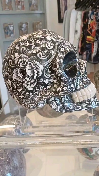 Post 10 by SKULL BALI 💀 Hand carved skulls, fashion, homeware. on Instagram (video)