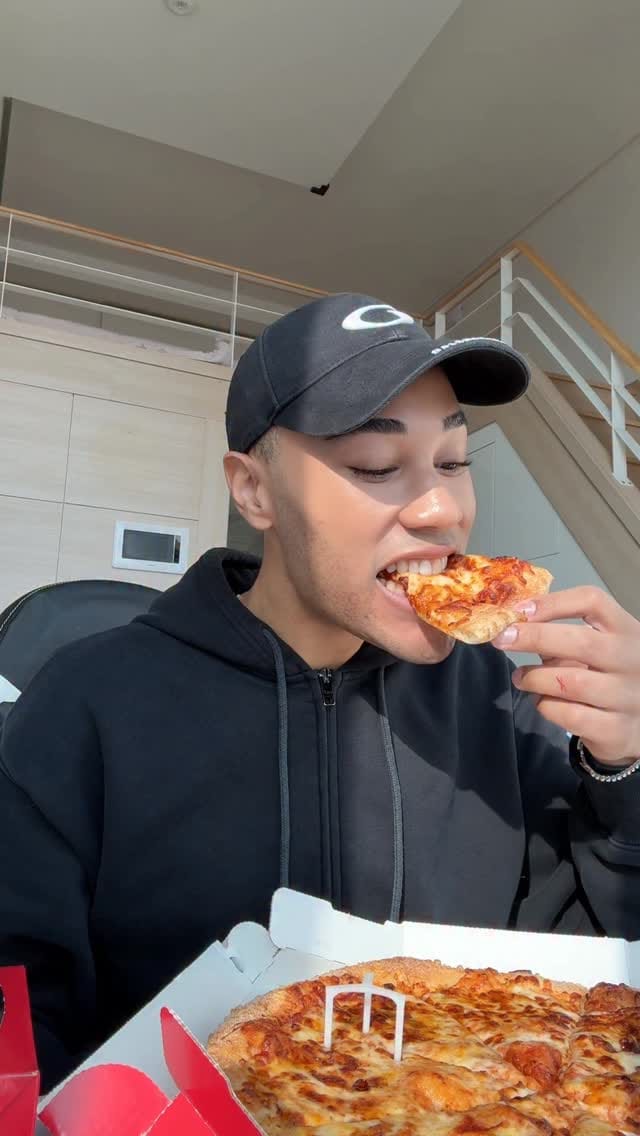 Post 4 by N E I K K O on Instagram (video)