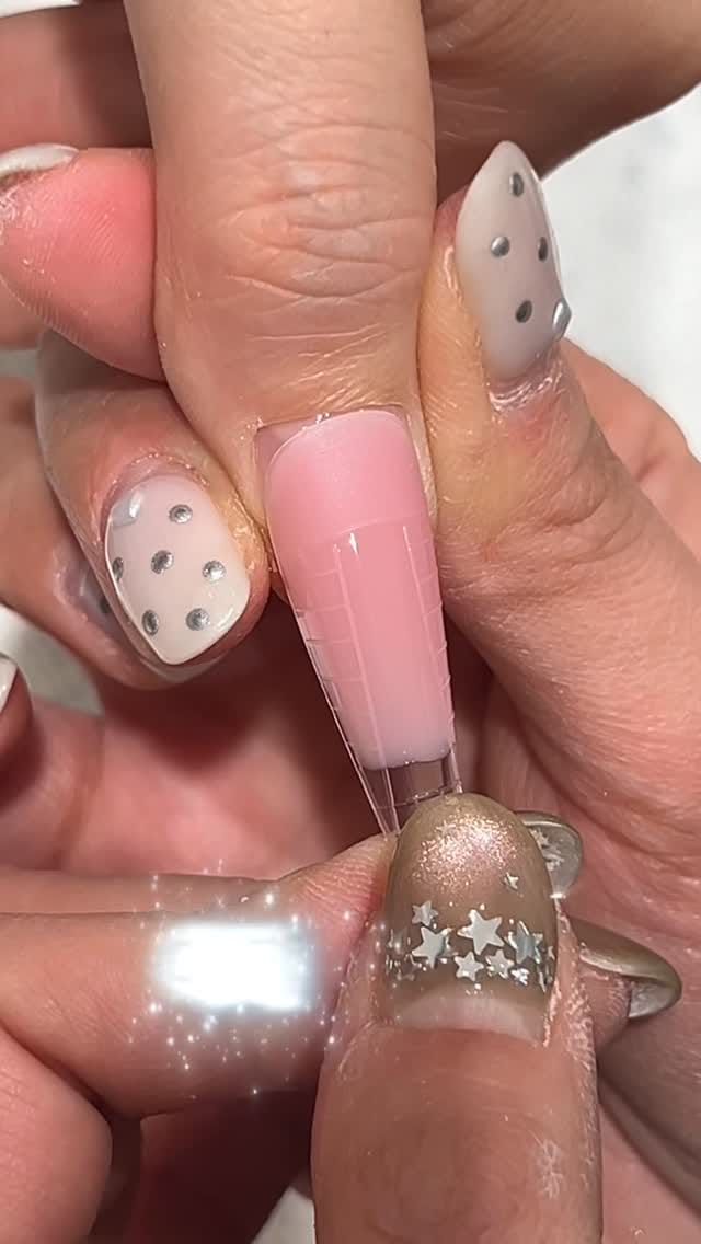 Post 5 by 네일희 강남구청네일 (본계정) on Instagram (video)