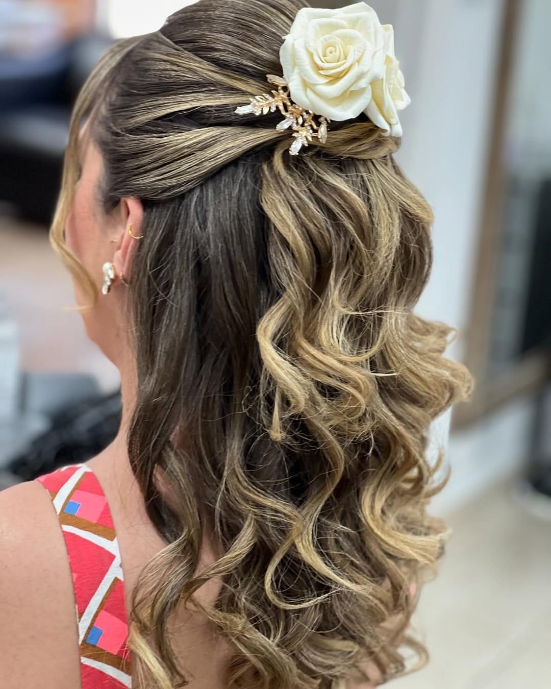 Post 10 by Claudia Santana/ Especialista em Noivas/ Penteadista on Instagram (carousel)