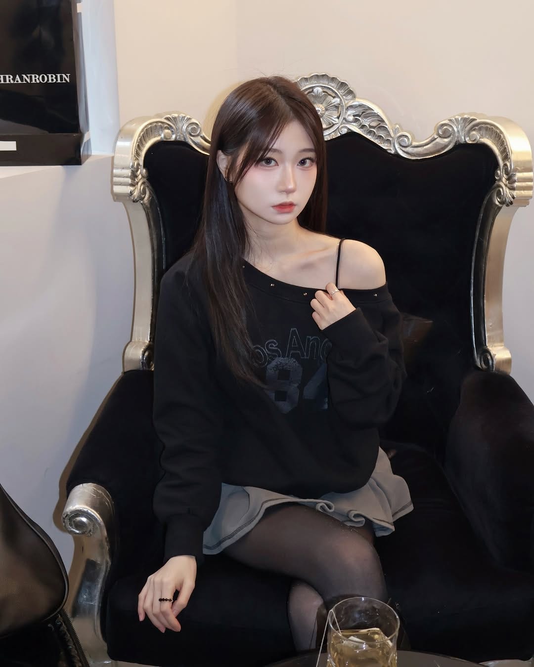 Post 3 by 𝖱𝖨𝖭𝖨 (리니) on Instagram (carousel)