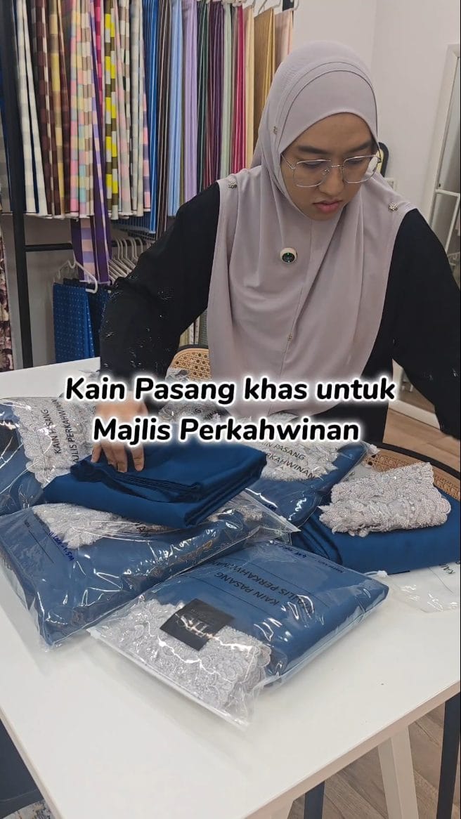 Post 1 by Kain pasang pilihan keluarga on Instagram (video)